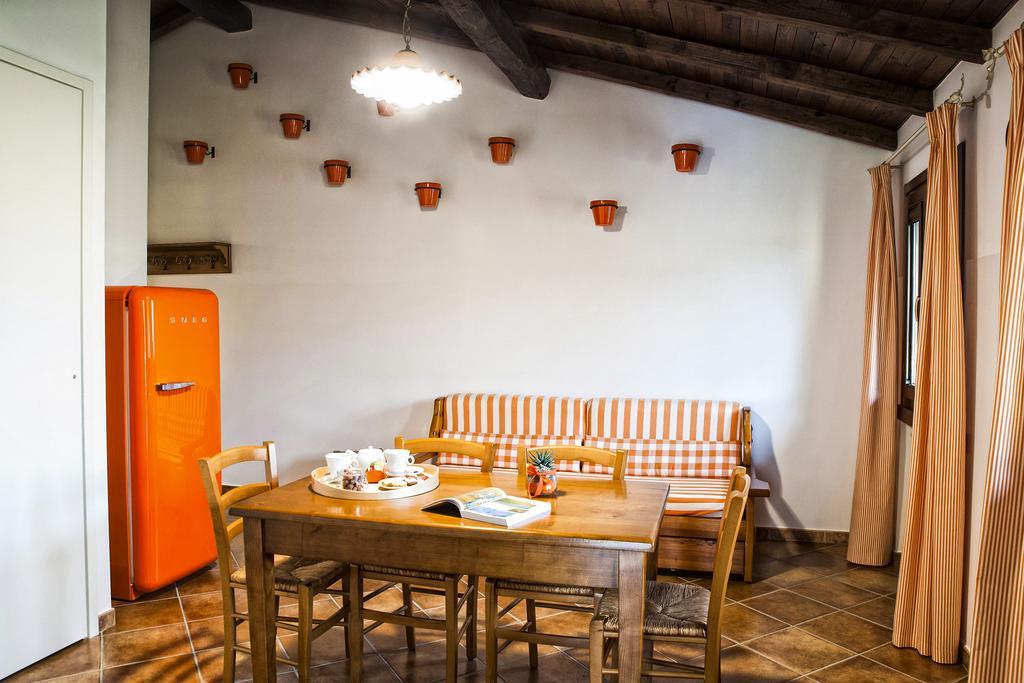 קפררולה Agriturismo La Valle Di Vico מראה חיצוני תמונה